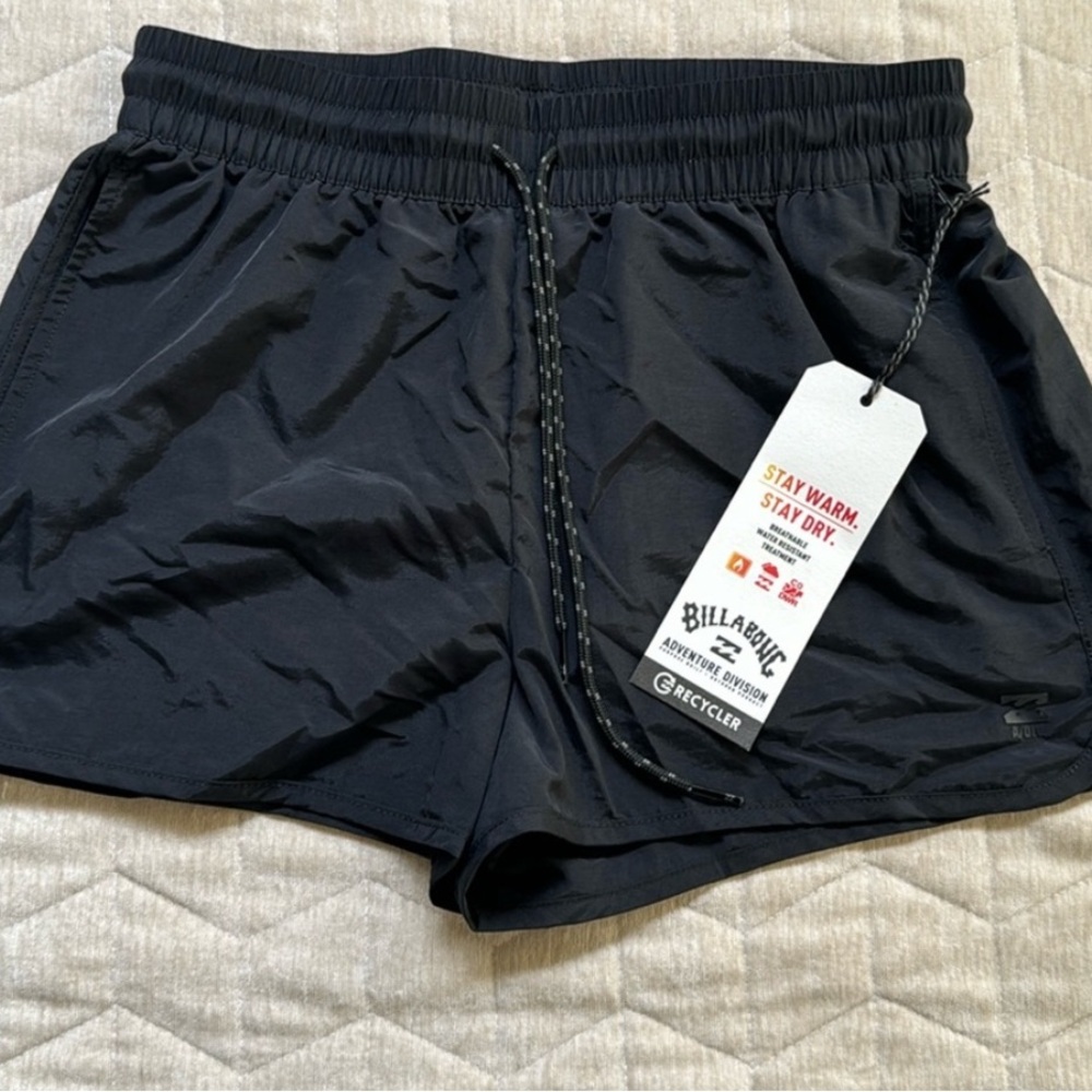 NWT Women’s Billabong shorts